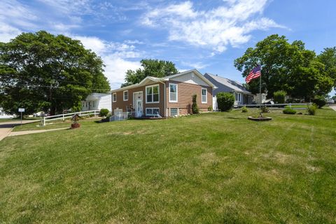 Tiny photo for 1964 N Oak Street, Bettendorf, IA 52722 (MLS # 12669682)
