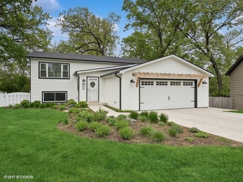 1811 MAPLEWOOD Court Lindenhurst IL 60046