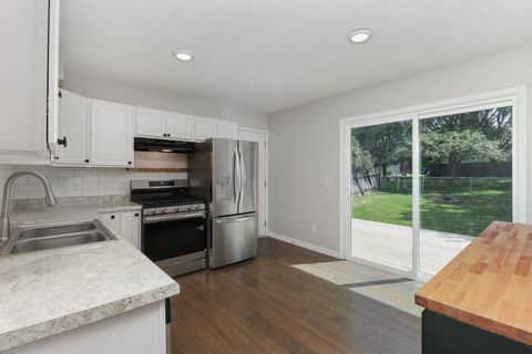Tiny photo for 1407 Ridgeport Avenue, Bloomington, IL 61704 (MLS # 12687498)
