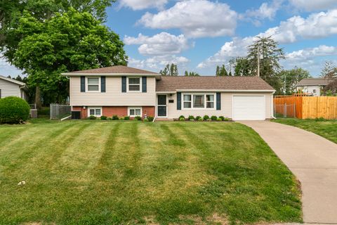 Photo of 1422 LAKEWOOD Drive, Bettendorf, IA 52722 (MLS # 12671809)