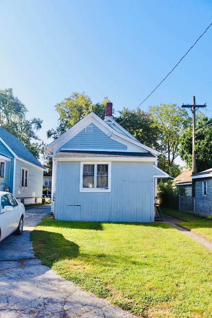 2332 Desplaines Street