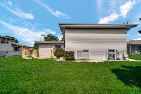 Tiny photo for 2042 W Spring Ridge Drive, Arlington Heights, IL 60004 (MLS # 12630793)