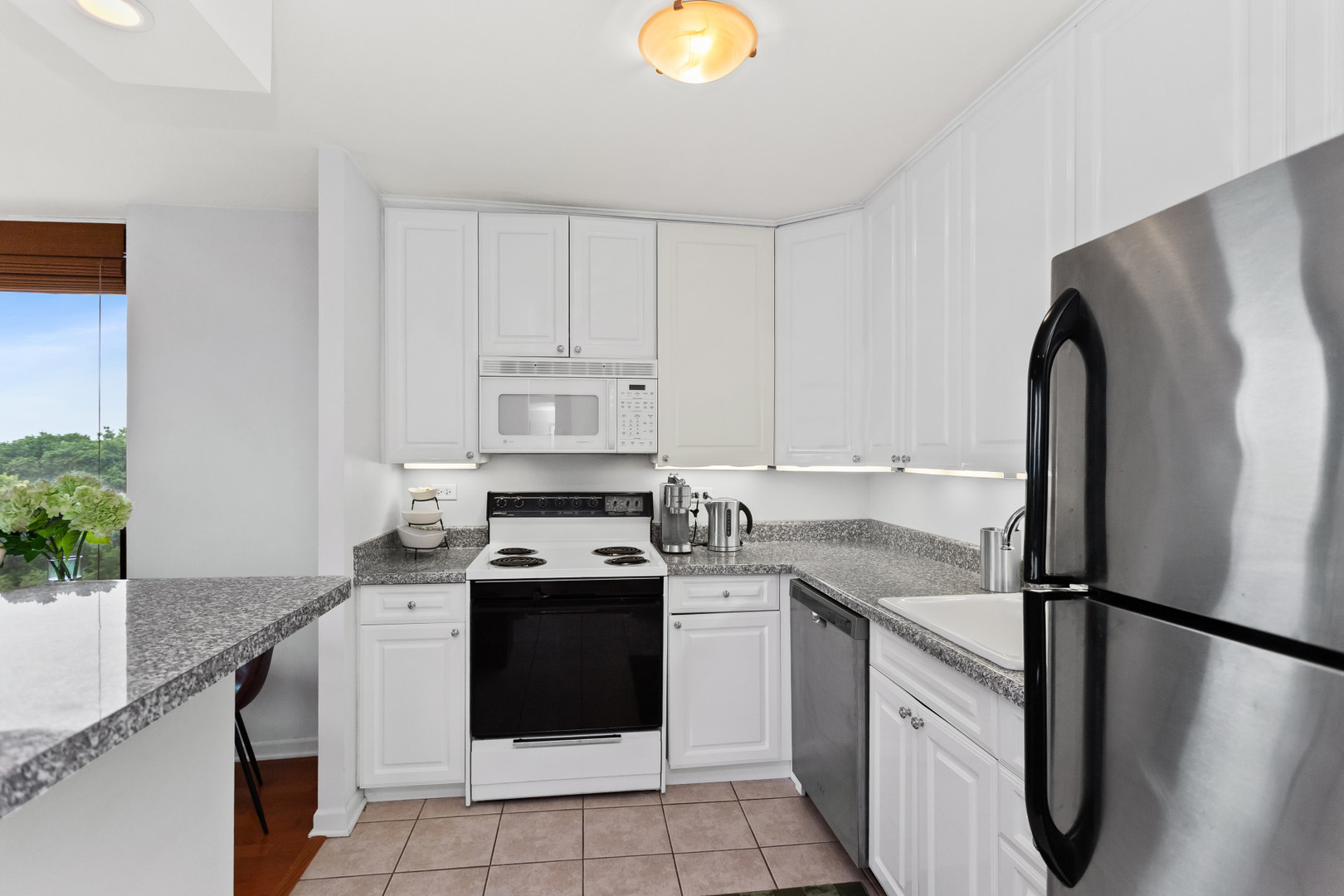 Chicago, Illinois 60614, United States, 1 Bedroom Bedrooms, ,1 BathroomBathrooms,Residential,Active,190716