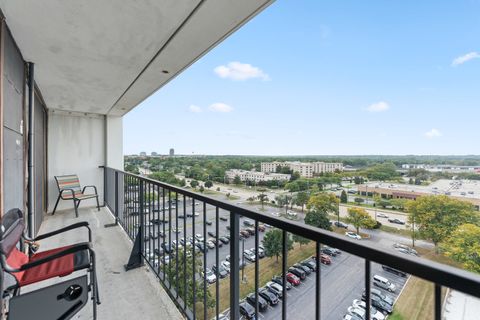 Tiny photo for 2005 S Finley Road #1102, Lombard, IL 60148 (MLS # 12480881)