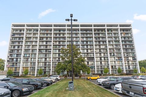 Tiny photo for 2005 S Finley Road #1102, Lombard, IL 60148 (MLS # 12480881)