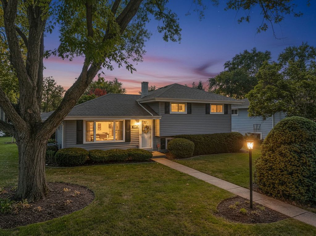 Photo for 723 Inverness Road, Lisle, IL 60532 (MLS # 12496438)