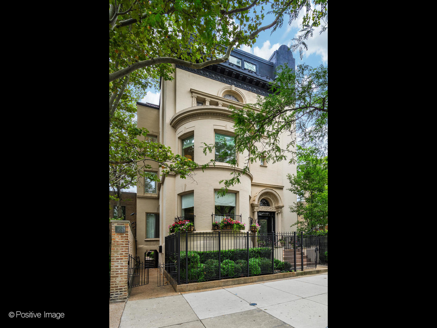 1352 N LaSalle Drive