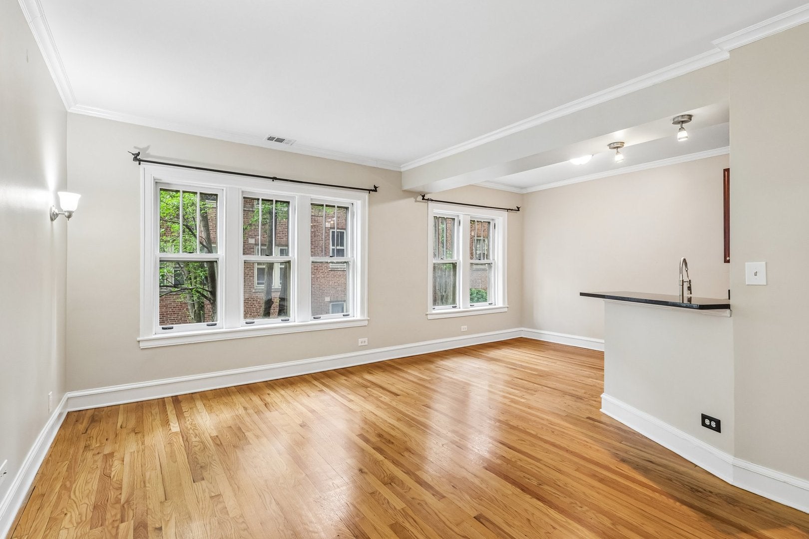 219 N Oak Park Avenue 2E