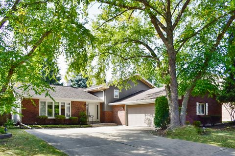 Photo of 929 W Surrey Road, Addison, IL 60101 (MLS # 12472306)