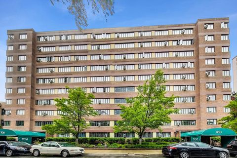 Tiny photo for 708 W Bittersweet Place #512, Chicago, IL 60613 (MLS # 12589060)