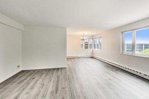 Tiny photo for 708 W Bittersweet Place #512, Chicago, IL 60613 (MLS # 12589060)