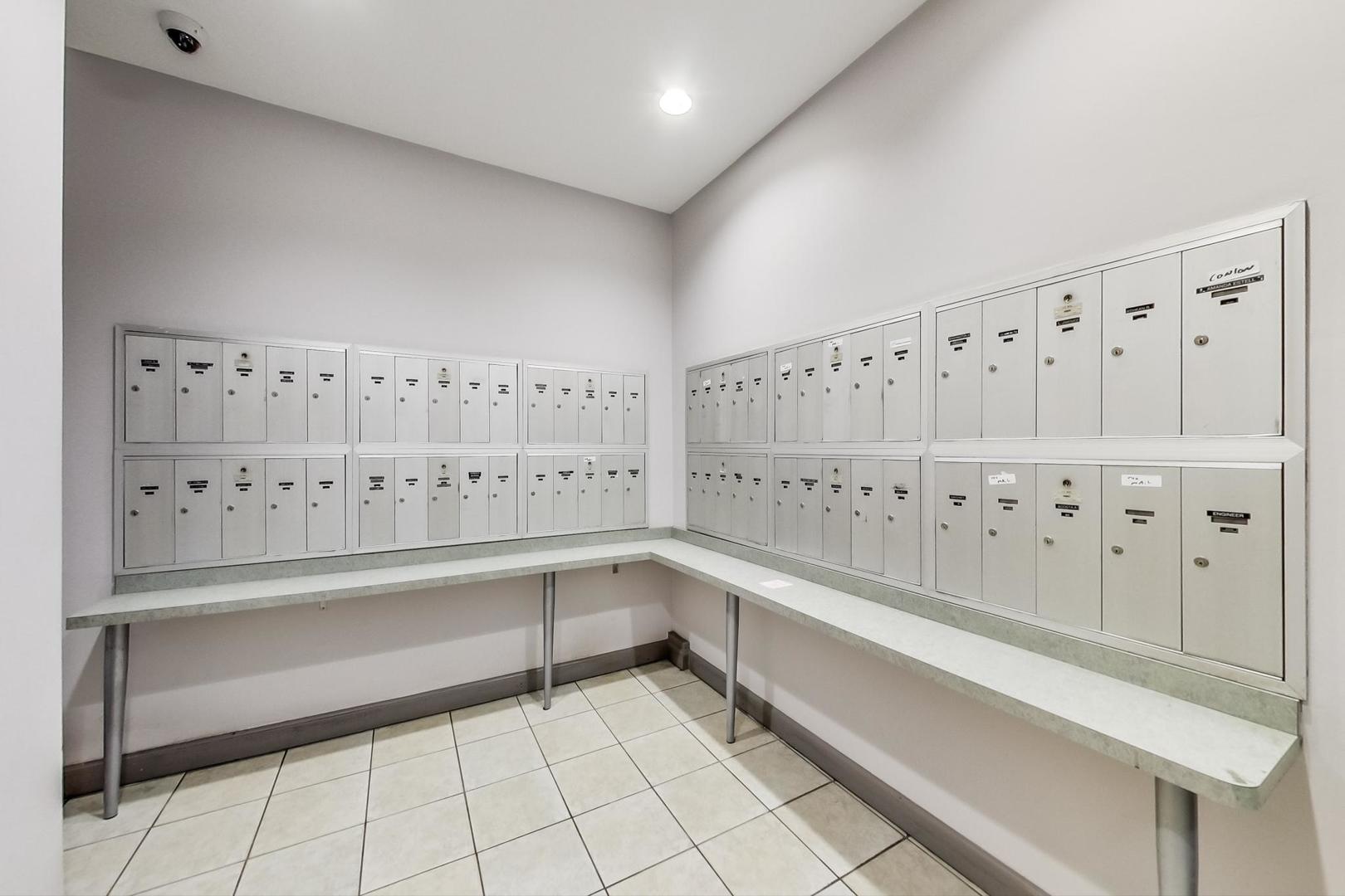 708 W Bittersweet Place 512