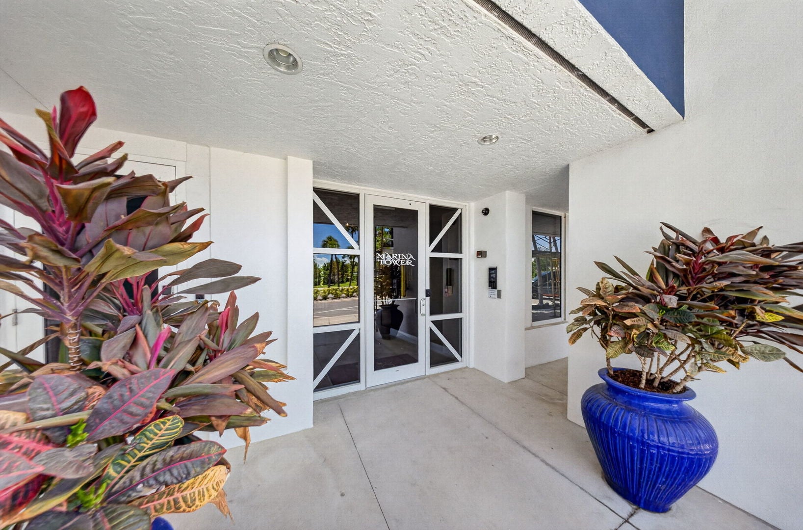 1233 N Gulfstream Avenue 401