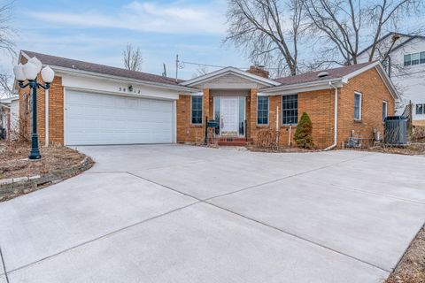 Tiny photo for 3812 N Thornwood Avenue, Davenport, IA 52806 (MLS # 12566309)