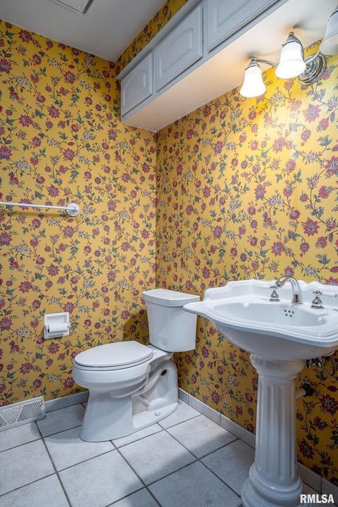 Tiny photo for 3812 N Thornwood Avenue, Davenport, IA 52806 (MLS # 12566309)