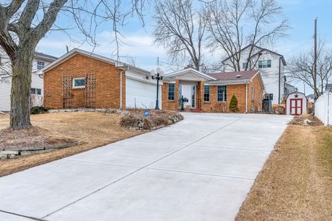 Photo of 3812 N Thornwood Avenue, Davenport, IA 52806 (MLS # 12566309)