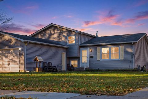 Photo of 204 W Hawthorne Boulevard, Mundelein, IL 60060 (MLS # 12680271)