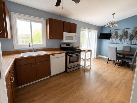 Tiny photo for 204 W Hawthorne Boulevard, Mundelein, IL 60060 (MLS # 12680271)