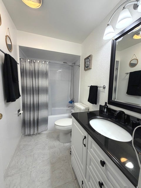 Tiny photo for 9375 Landings Lane #404, Des Plaines, IL 60016 (MLS # 12640282)