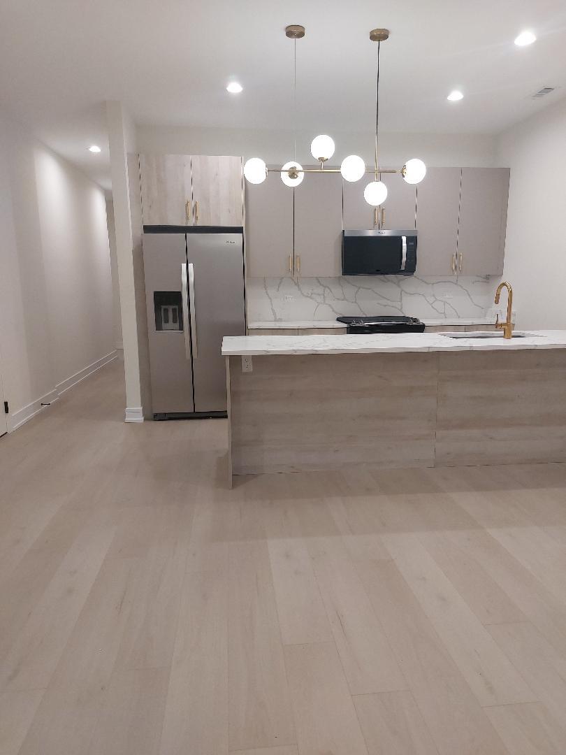 4625 S Michigan Avenue 1