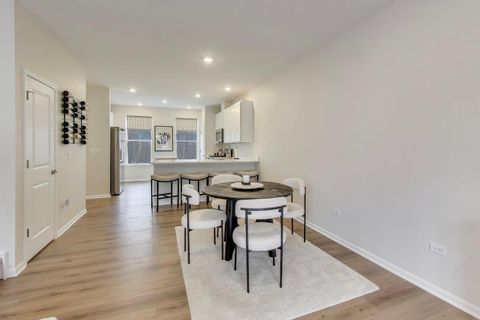 Tiny photo for 1406 Neubauer Circle #1904, Lindenhurst, IL 60046 (MLS # 12627450)