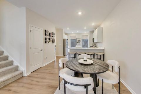 Tiny photo for 1406 Neubauer Circle #1904, Lindenhurst, IL 60046 (MLS # 12627450)