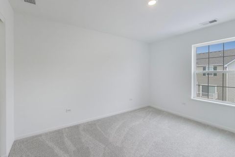 Tiny photo for 1406 Neubauer Circle #1904, Lindenhurst, IL 60046 (MLS # 12627450)