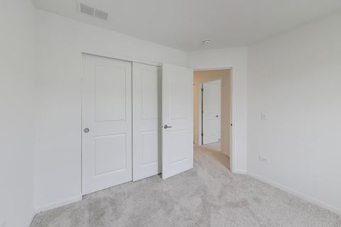 Tiny photo for 1406 Neubauer Circle #1904, Lindenhurst, IL 60046 (MLS # 12627450)