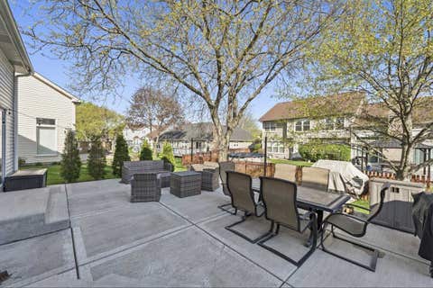 Tiny photo for 1601 Crowfoot Circle N, Hoffman Estates, IL 60169 (MLS # 12620376)