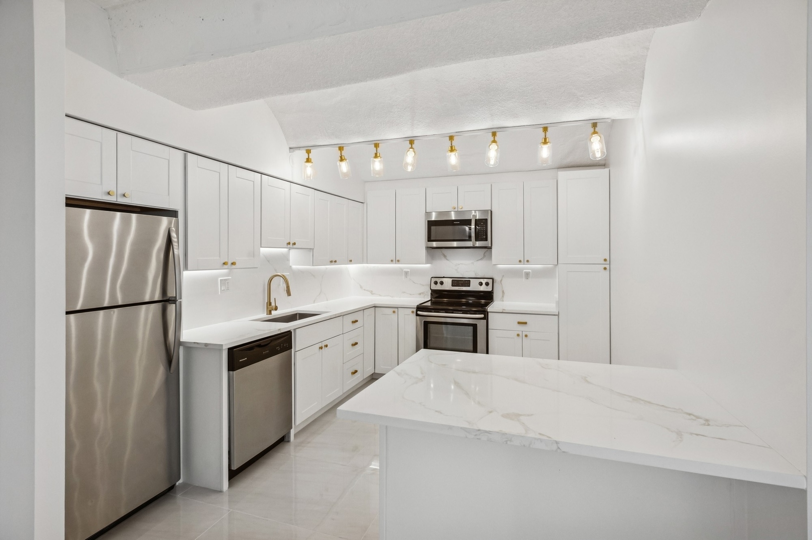 345 N Canal Street 1003
