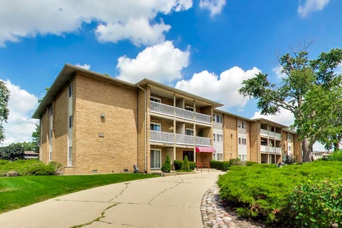 Photo of 960 Beau Drive #307, Des Plaines, IL 60016 (MLS # 12754392)