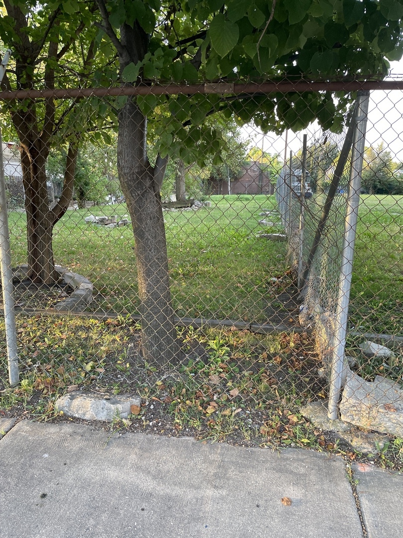 2425 W Roosevelt Road