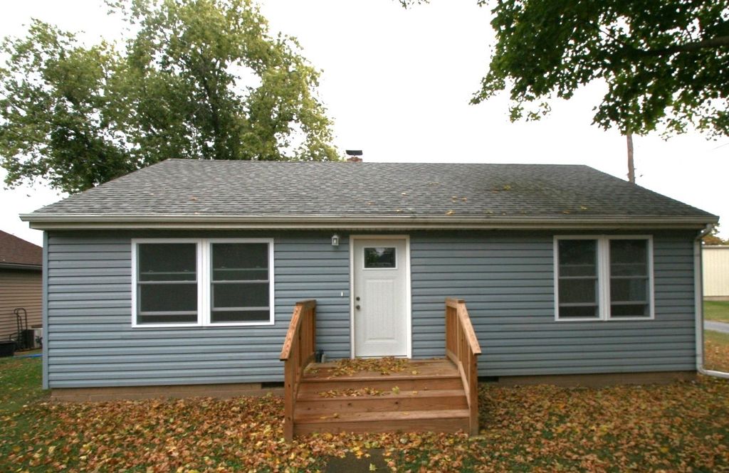 Photo for 103 S Monroe Street, Mackinaw, IL 61755 (MLS # 12494328)