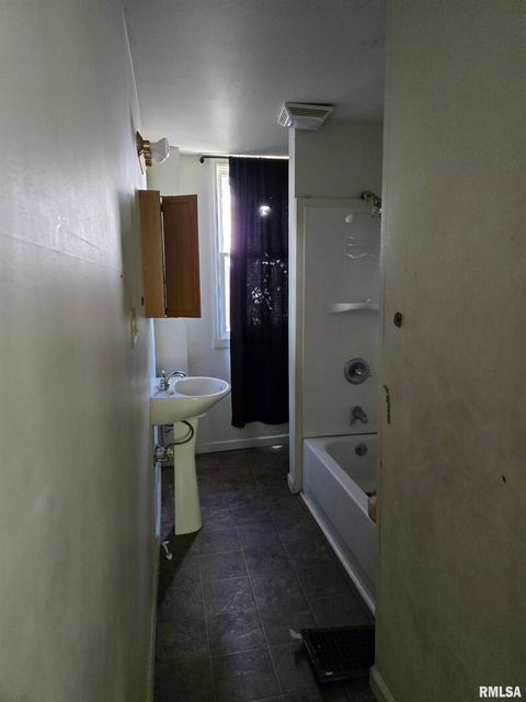 Tiny photo for 702 W WALNUT Street, Carbondale, IL 62901 (MLS # EB459528)