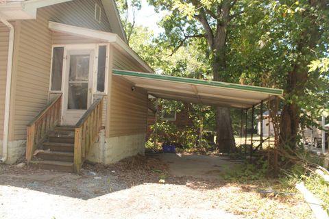 Tiny photo for 702 W WALNUT Street, Carbondale, IL 62901 (MLS # EB459528)