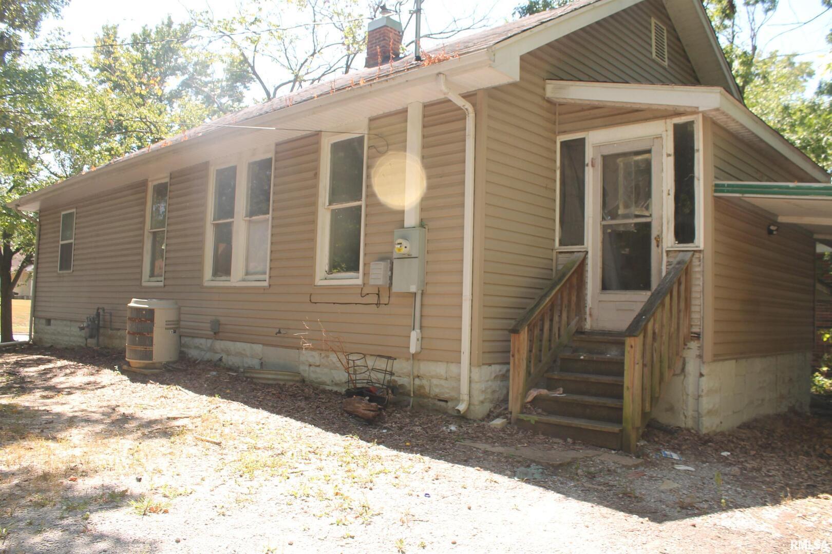 702 W WALNUT Street