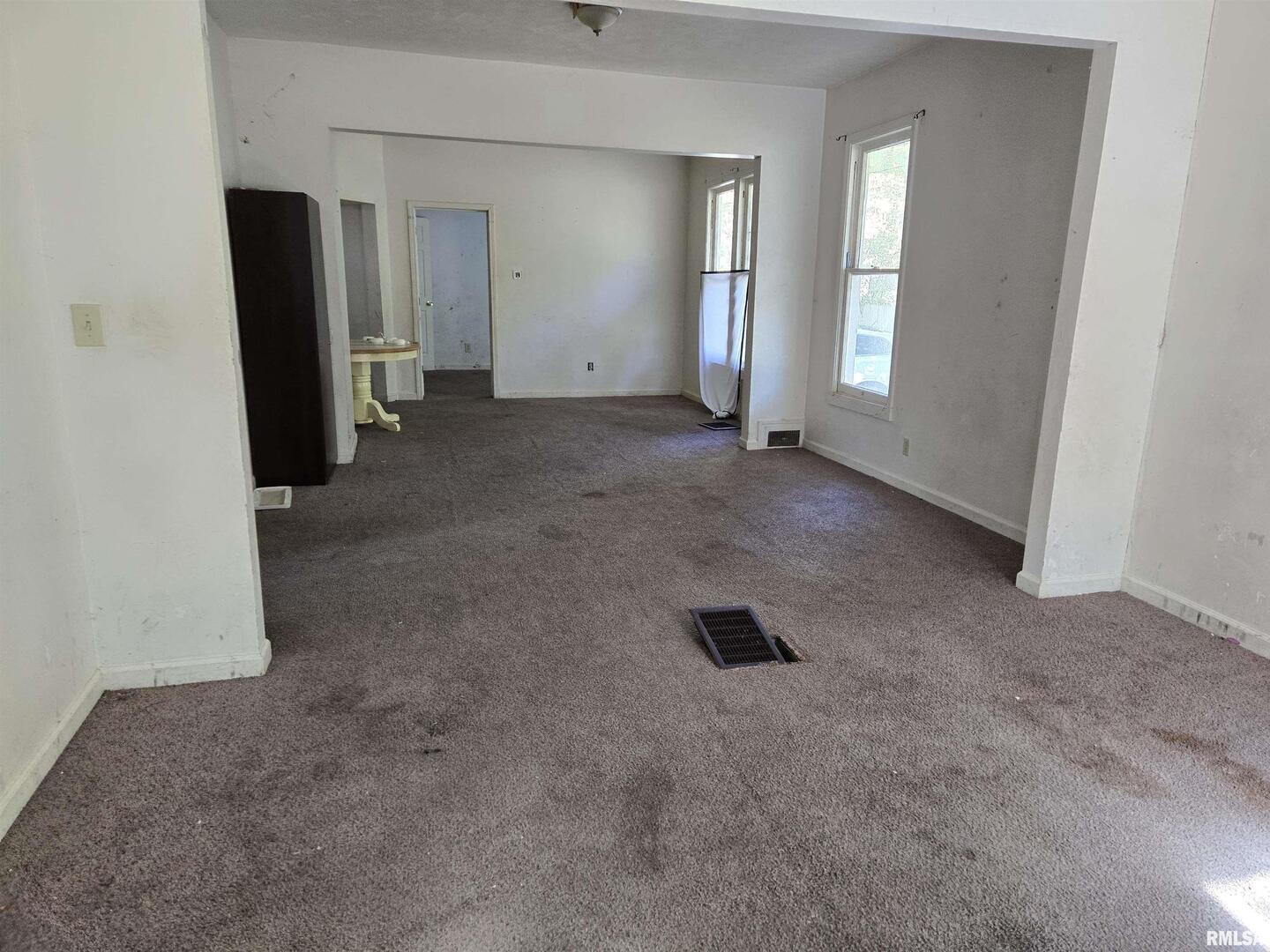 702 W WALNUT Street