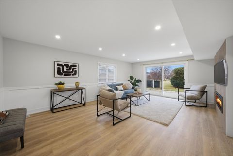 Tiny photo for 707 S Noah Terrace, Mount Prospect, IL 60056 (MLS # 12593511)