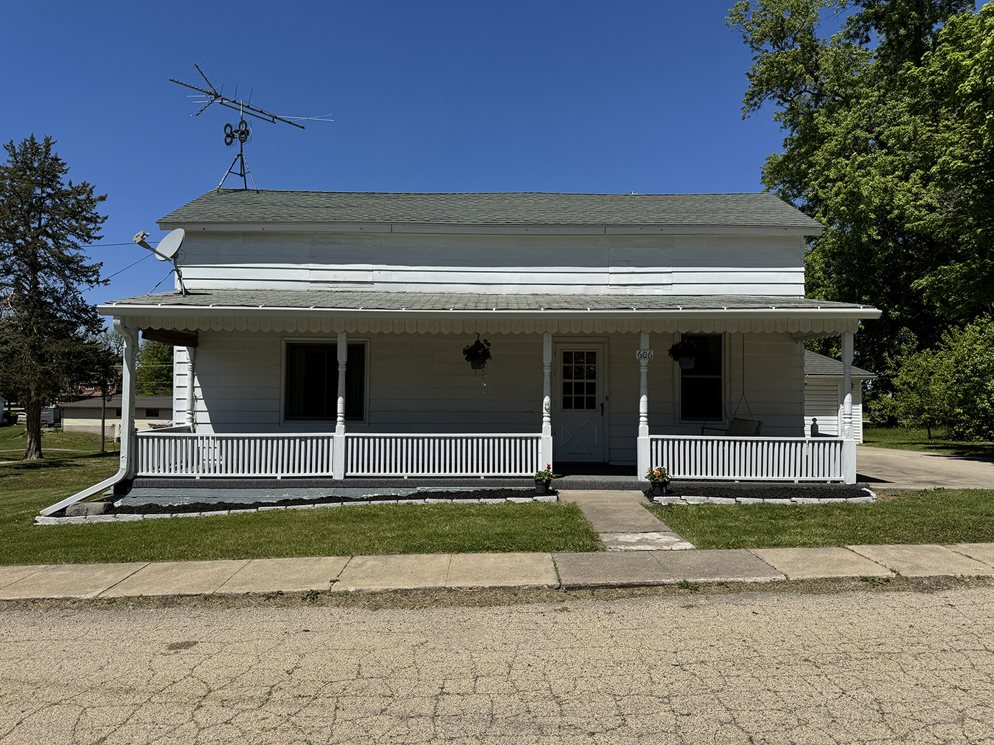 606 E Silk Street