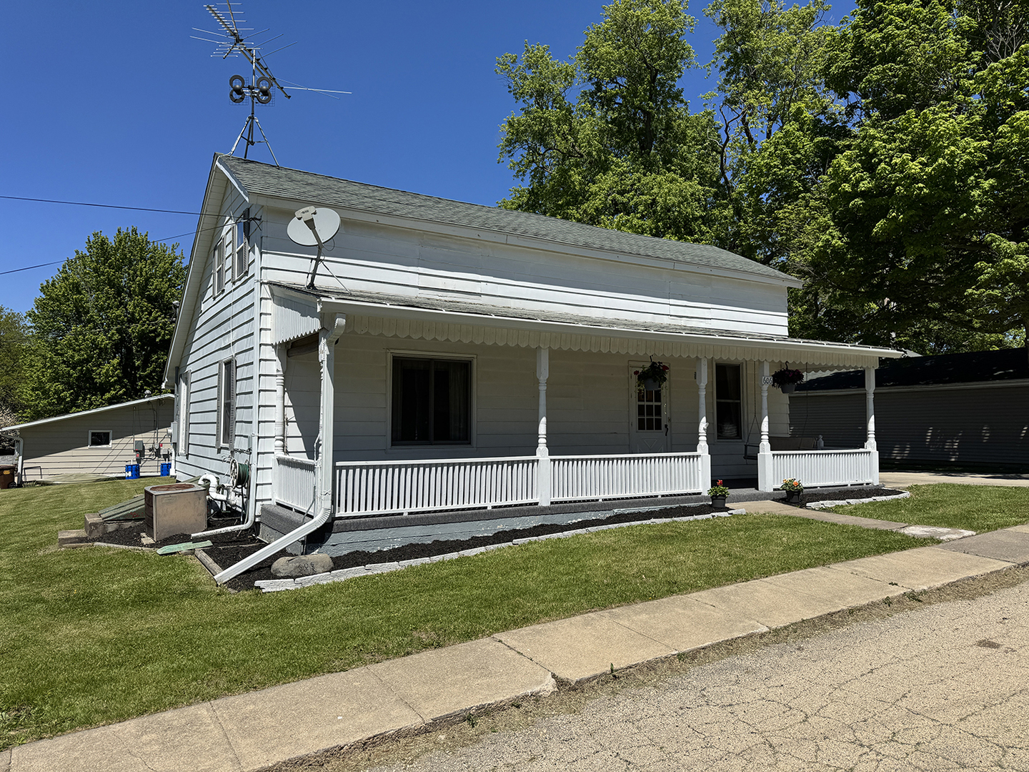 606 E Silk Street