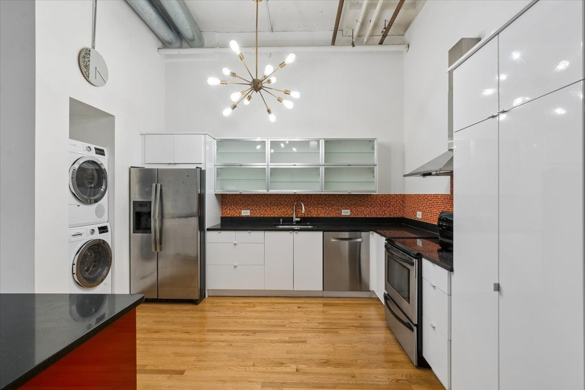 1800 W Roscoe Street 521