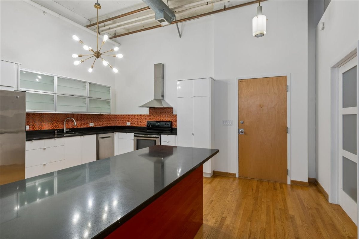 1800 W Roscoe Street 521