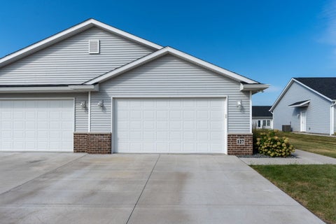 Photo of 127 Beacon Harbor Parkway, East Moline, IL 61244 (MLS # 12739079)