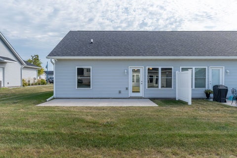 Tiny photo for 127 Beacon Harbor Parkway, East Moline, IL 61244 (MLS # 12739079)
