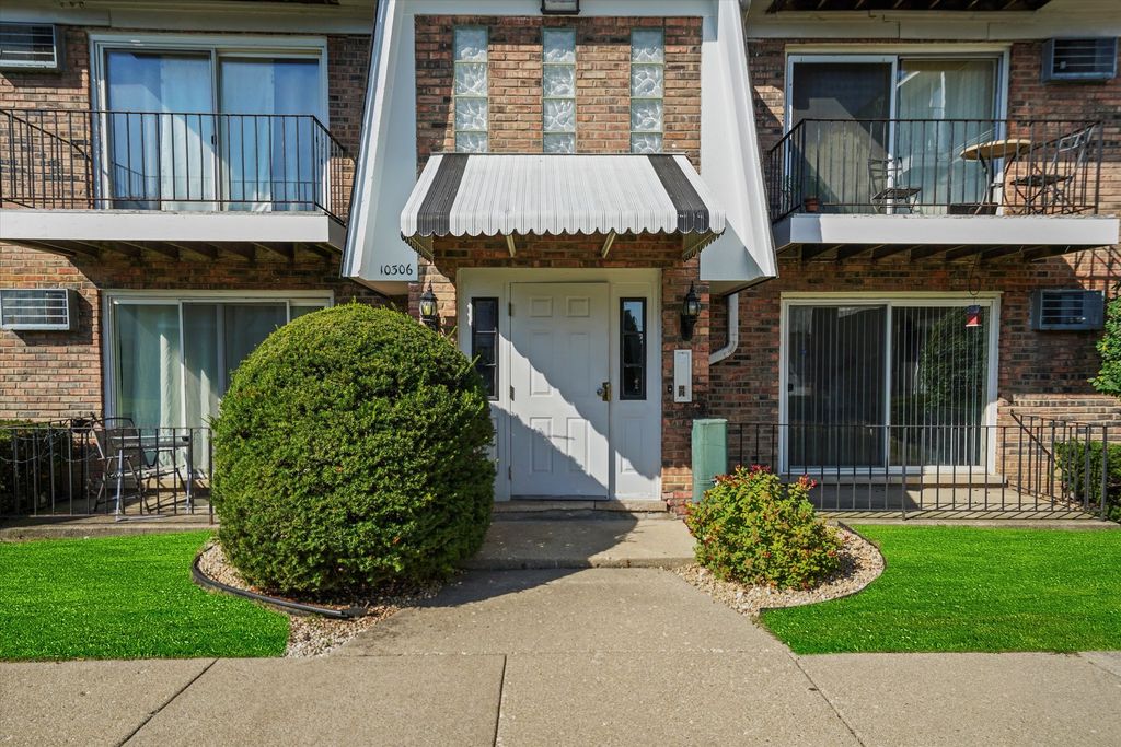 Photo for 10306 Ridgeland Avenue #104, Chicago Ridge, IL 60415 (MLS # 12483316)