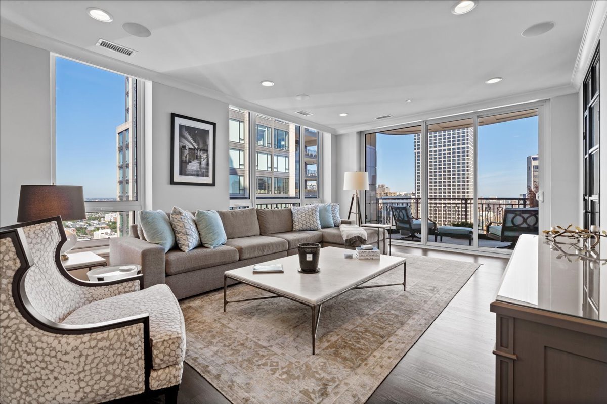 10 E Delaware Place 28E