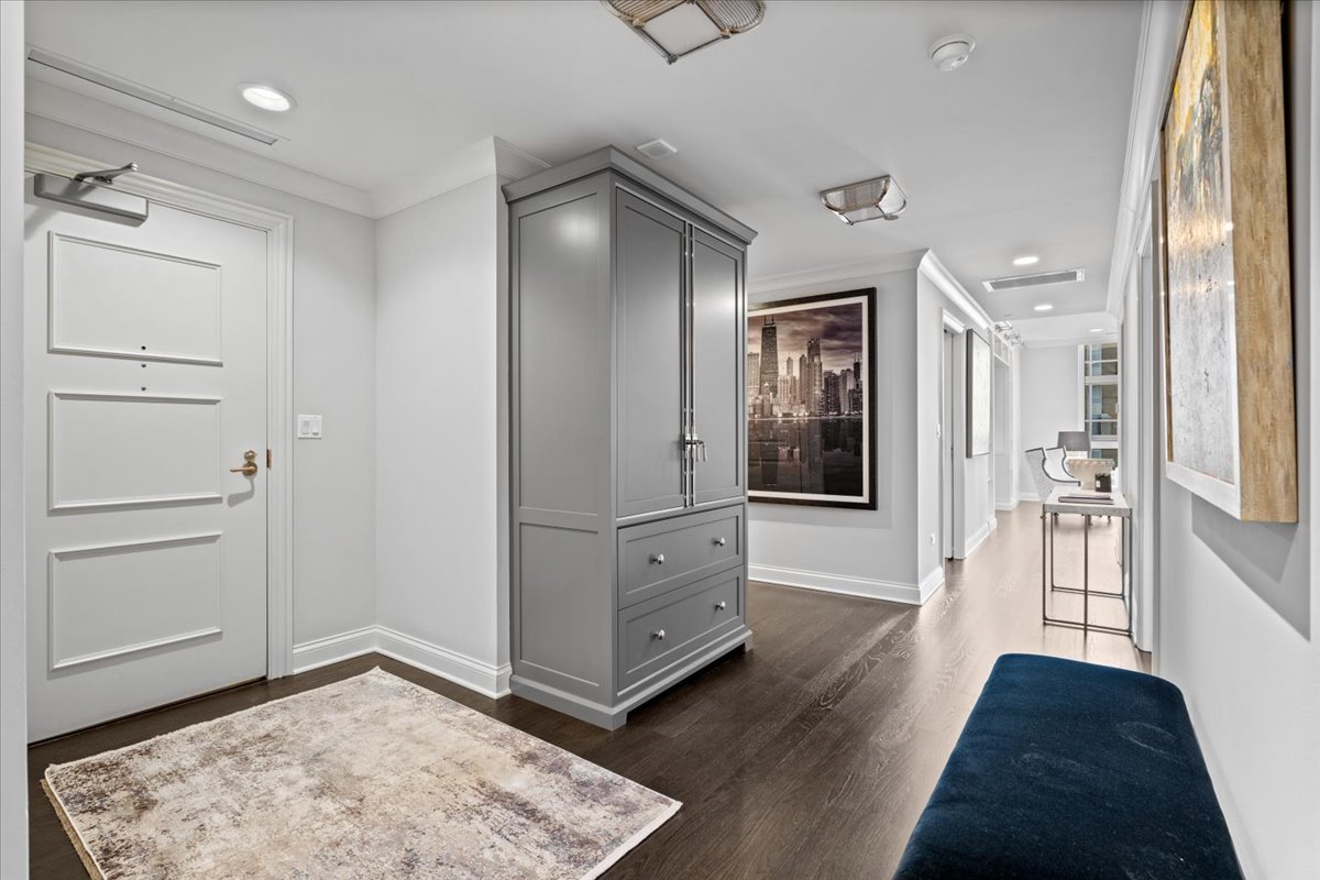 10 E Delaware Place 28E