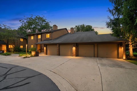 Photo of 650 WAVERLY Drive #D, Elgin, IL 60120 (MLS # 12730487)
