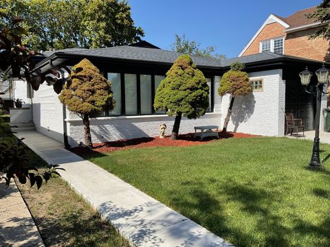 Tiny photo for 7226 N Kildare Avenue, Lincolnwood, IL 60712 (MLS # 12476073)