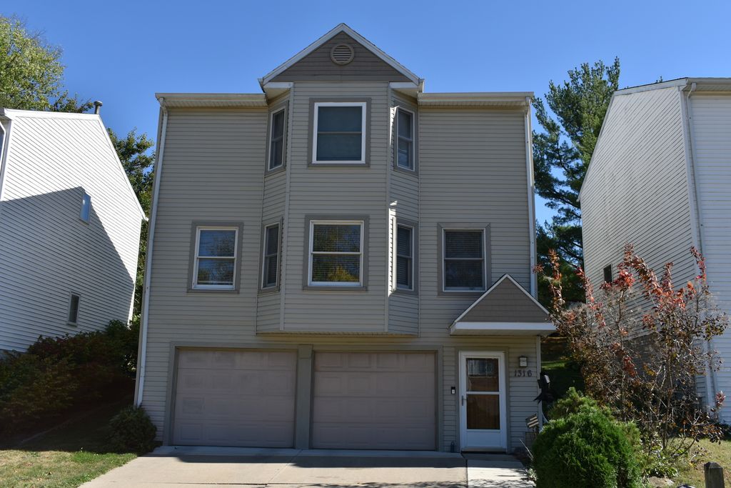 Photo for 1316 S Hinshaw Avenue, Bloomington, IL 61701 (MLS # 12499836)